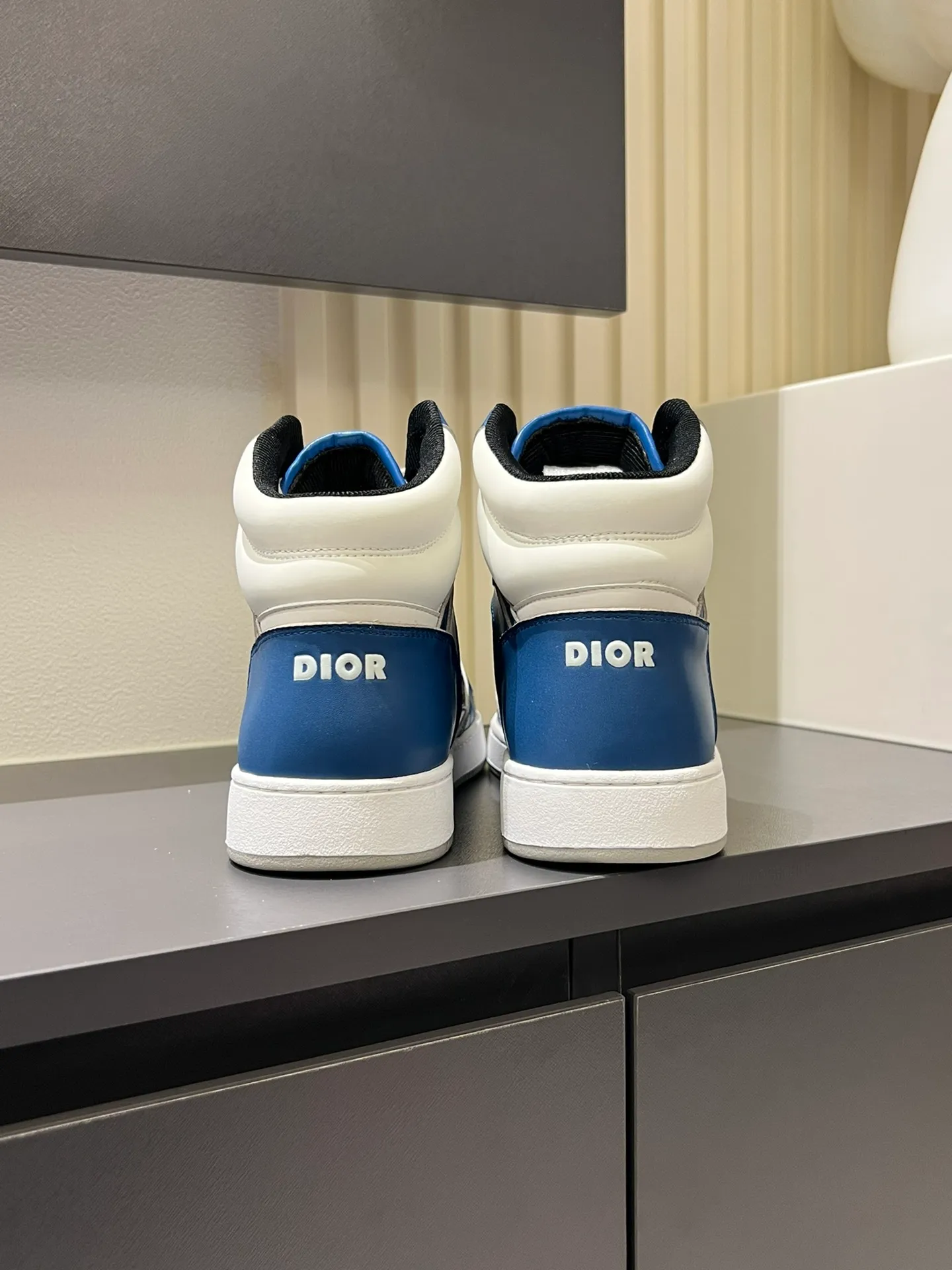 Men's shoes 💰p460 "Dio*" mid-top B27 casual sneakers. This B27 high-top sneaker is a new product in the series and continues Di*r's classic style. Crafted from gray and white smooth calf leather with beige and black Oblique print panels on the sides. The "CD Icon" shaped shoelace eyelets are clever and delicate, and the two-color rubber sole, rear collar and heel are all equipped with the brand's iconic details to enhance the style. Oblique printed straps at the ankle allow for an adjustable fit to complement the overall design. Fashionable and versatile, it can complement any look. Create an exquisite design with unique dynamic vitality and modern atmosphere, presented in low-top and high-top styles. This new must-have shoe adds a new dimension to Dior's archive heritage, embodying modern elegance. Purchase the original version and make it 1:1. If you need top quality, please come to me! Male 38-44!